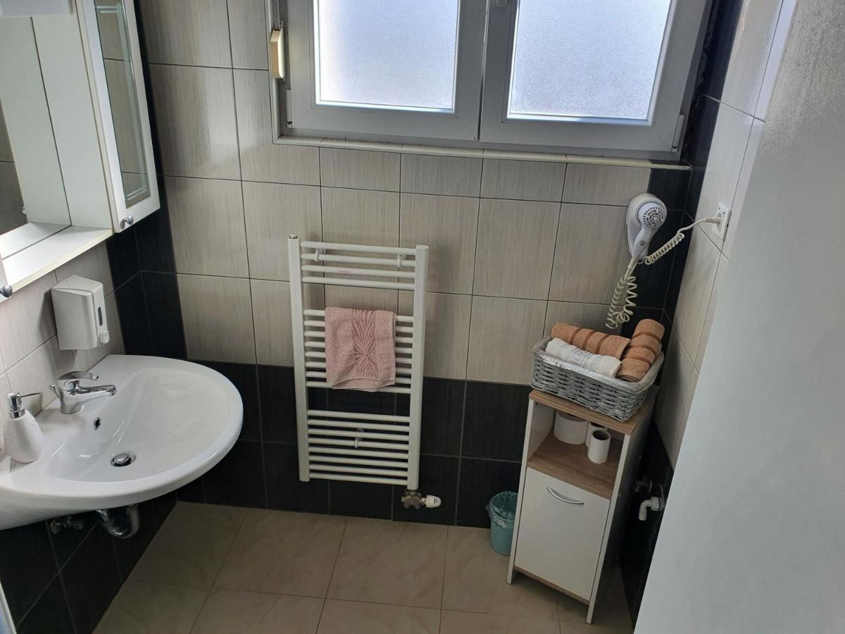 Cozy Two-Bedroom Apartment Zara Esterno foto